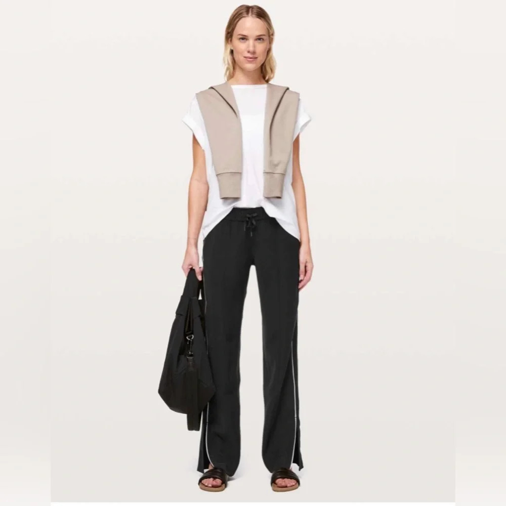 ! Lululemon On The Right Tract Pant, Size 4, Very Good Condition